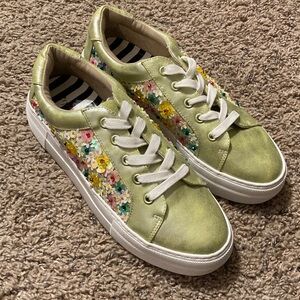 Betsey Johnson Women’s Rommy Sneakers